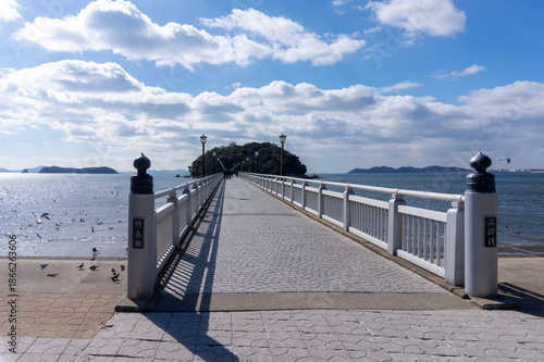 竹島に続く橋と三河湾の風景