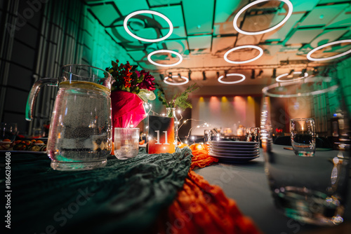 Canvastavla Elegant dining setup featuring a beautifully arranged table with floral centerpi