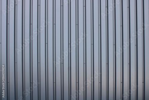 Détail de tôle de bardage d'un bâtiment en bardage noir gris anthracite, lame verticale