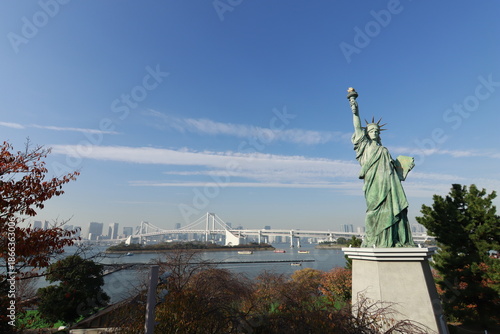 Estatua de la libertad en miniatura en la bahía de Odaiba Tokio, Japón
