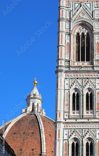 Photos dome florence cathedral italy topped by golden sphere and architectural detail c
