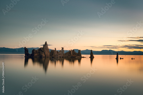 Quadro su tela Sunrise at Mono Lake with its typical tufa towers reflecting on a calm water sur