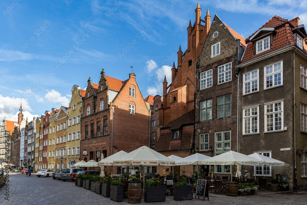 Obraz premium Gdansk Old Town Square, Poland - Historic Architecture and Outdoor Café