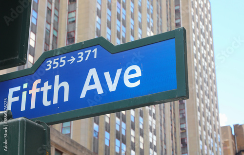 Fotografie text fifth ave intersection new york manhattan usa