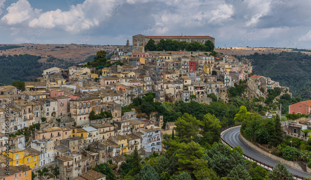 Obraz premium Modica Sicily - Historic Hilltop Town with Medieval Castle and Colorful Buildings