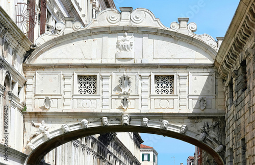 Bilde på lerret bridge sighs connecting doges palace to old prisons venice italy