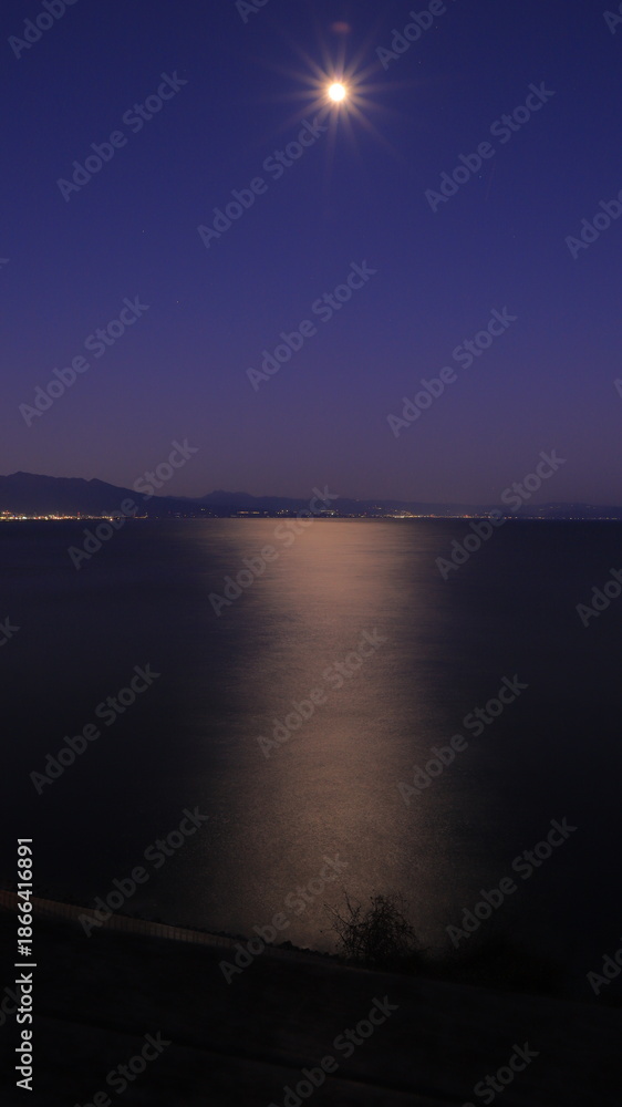 Fototapeta premium 如同太陽般明亮的滿月! 太陽の様に明るい満月！ A full moon as bright as the sun!