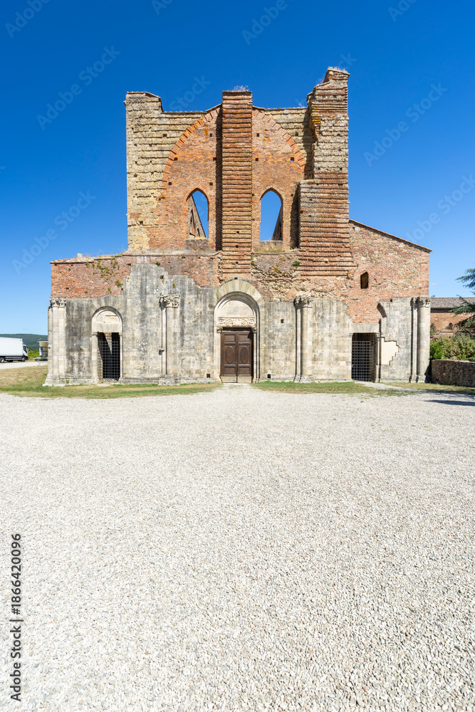 Fototapeta premium San Galgano Abbey ruins in Tuscan countryside