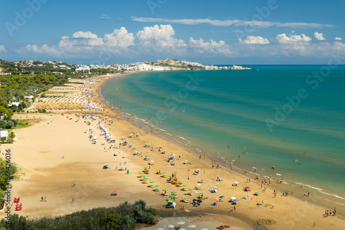 Valokuva Vieste beach coastline and historic town in Apulia, Italy