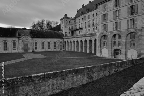 Cour historique et façade monumentale