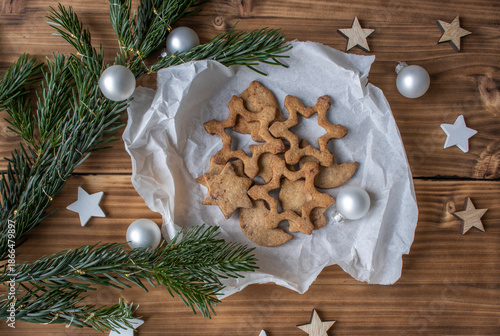 Weihnachtskekse auf Backpapier