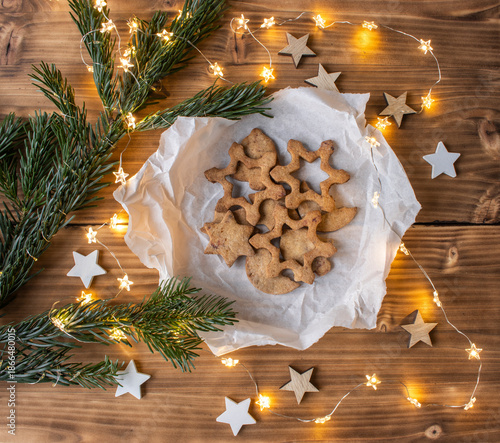 Weihnachtskekse auf Backpapier