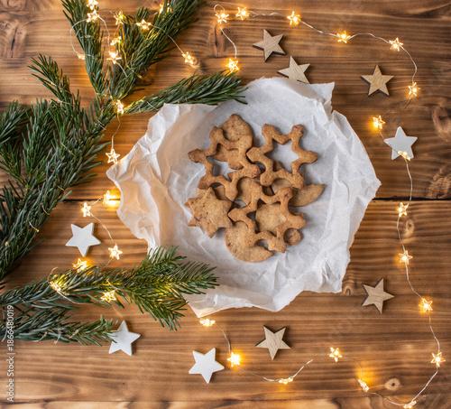 Weihnachtskekse auf Backpapier