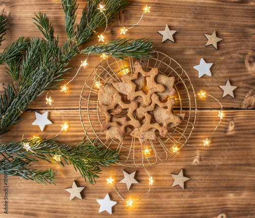 Weihnachtskekse auf einem goldenen Tablett