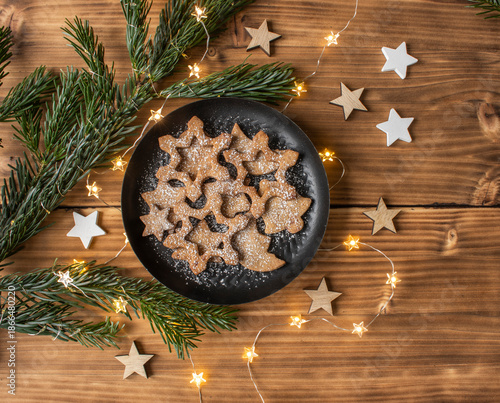 Schwarzer Keksteller auf Holztisch