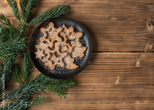 Schwarzer Keksteller auf Holztisch