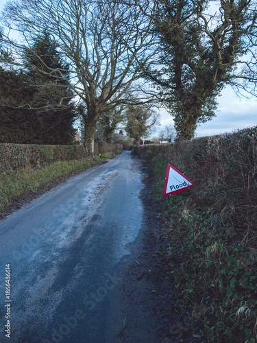 Fotografija A flood warning sign on a country lane that's susceptible to flooding