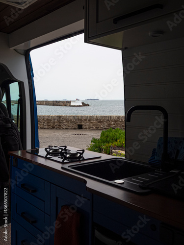 Vistas del Puerto de Becquet desde la cocina de una furgoneta, viajando por la Normandía Francesa en verano de 2022