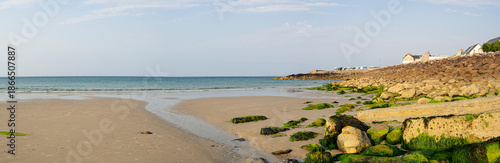 Paisaje panorámico del Puerto de Becquet con una gran playa y casas al fondo, viajando por la Normandía Francesa en verano de 2022