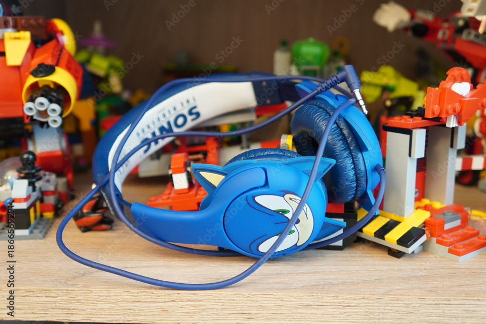 Obraz premium Sonic the Hedgehog headphones with colorful building blocks in the background