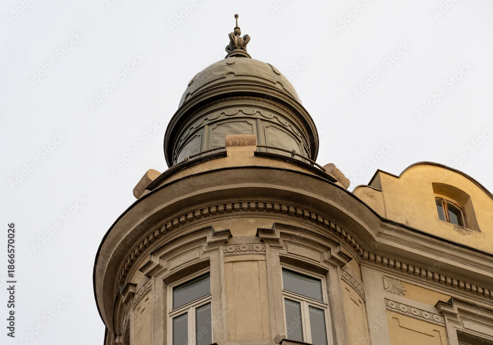 Obraz premium The dome of an old building in Vienna with classical architecture and historical decorative elements