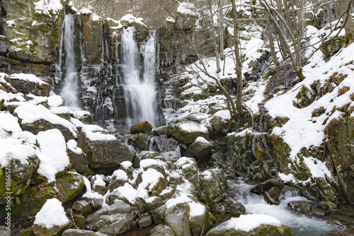 Tableau sur toile L’ultima cascata del Dardagna in appennino con la neve