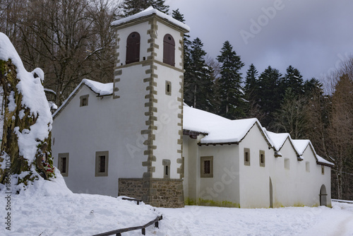 Wallpaper Mural Il santuario di Madonna dell’Acero in appennino con la neve Torontodigital.ca