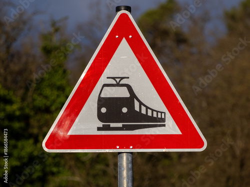 Vorsicht vor dem Zug Schild