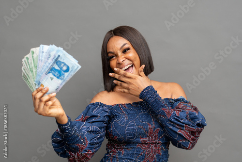Foto excited and happy nigerian woman flaunting some cash