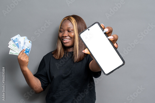 Cuadro en lienzo nigerian lady holding money and showing her phone screen