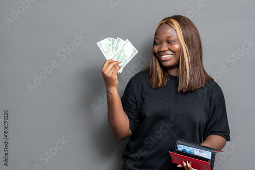 Cuadro en lienzo Happy NIgerian woman flaunting some cash from her purse