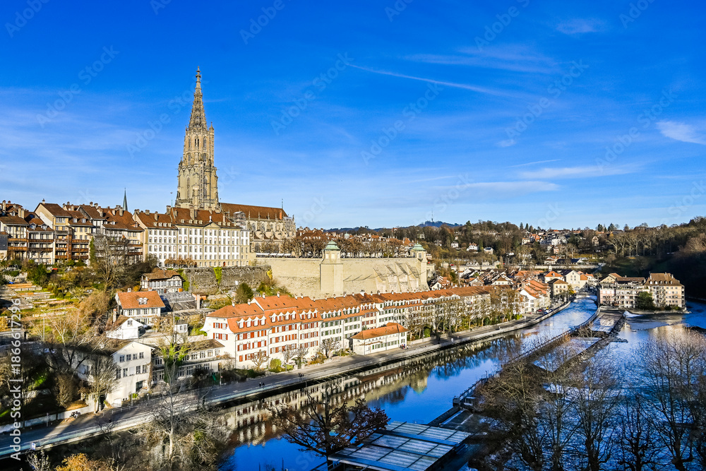 Fototapeta premium Bern, Berner Münster, Münster, Schwellenmätteli, Mattequartier, Aare Fluss, Matte, Stadt, Altstadt, Altstadthäuser, Aareufer, historische Häuser, Winter, Wintertag, Wintersonne, Weihnachten, Schweiz