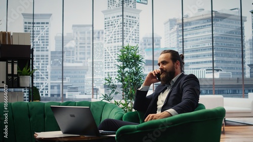 Foto Director engaging in an executive phone call discussion with a financial broker, sharing insight on market forecasts and investment strategy, demonstrating his eye for business ideas