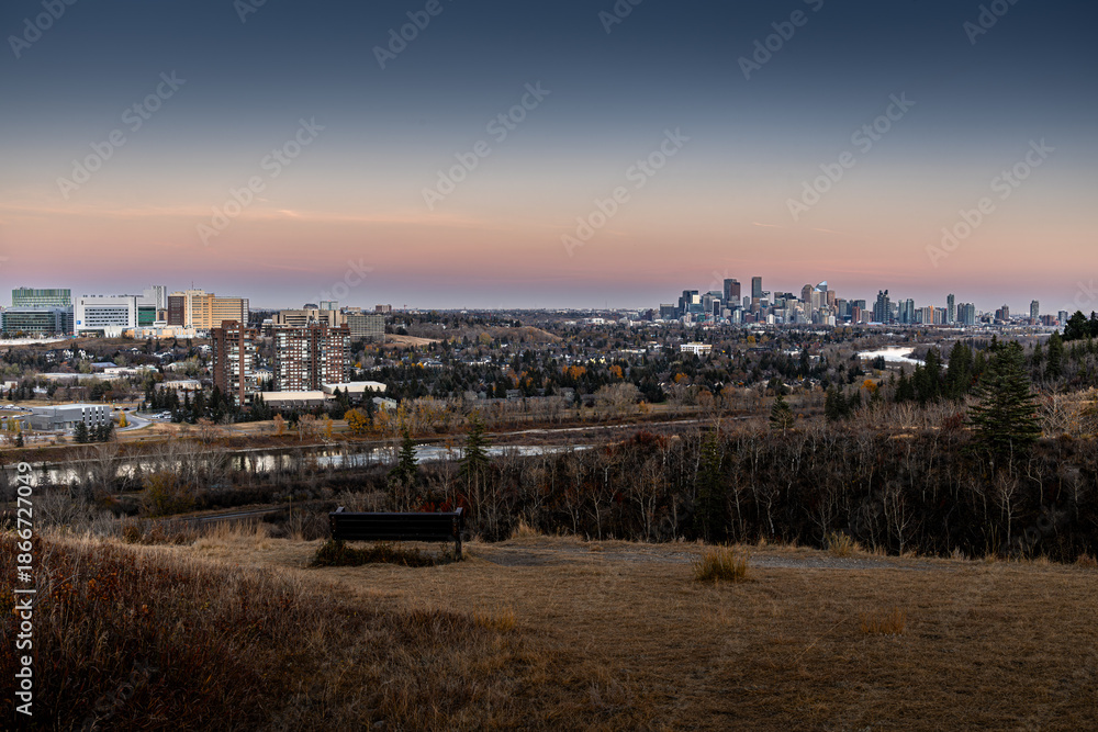Obraz premium Late evening view of downtown Calgary and the Foothills Medical Centre