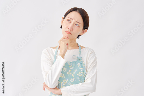 Wallpaper Mural エプロンを着た女性　悩む　白背景 Torontodigital.ca
