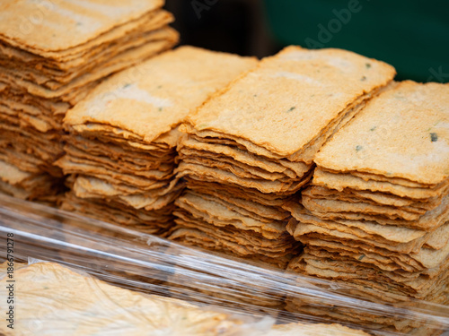 Foto Fried fish cakes at a traditional market