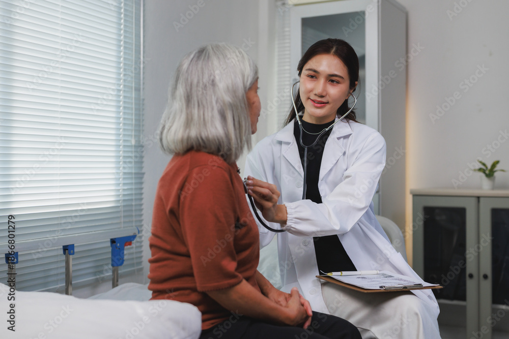 Obraz premium Doctor examining senior patient with stethoscope during checkup
