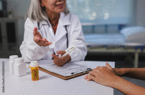 Konstfotografi Doctor discussing treatment plan with patient in clinic