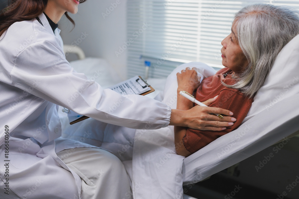 Obraz premium Doctor comforting senior patient during hospital consultation