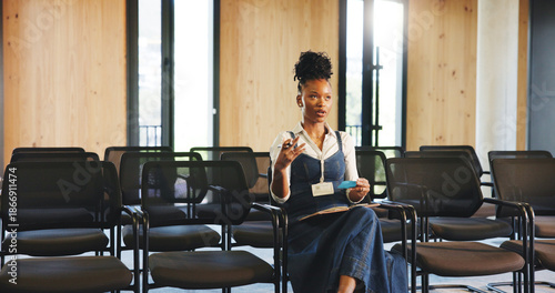 Foto Presentation, practice and black woman in office with rehearsal for meeting with research notes