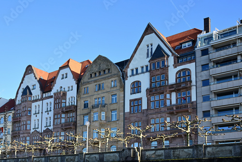 Bunte Fassaden an der Rheinuferpromenade in Düsseldorf, Deutschland