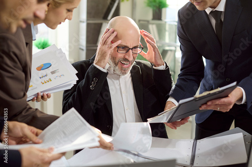 Foto Office manager under stress with headache