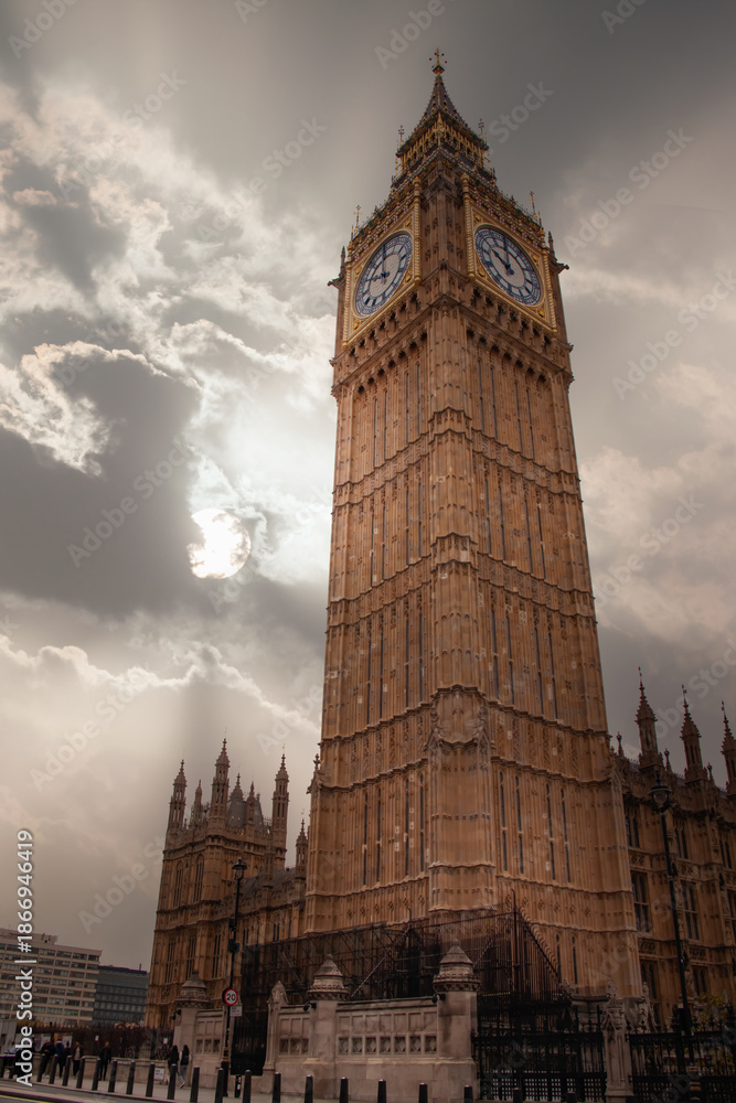 Fototapeta premium Iconic london cityscape with big ben and gothic parliament buildings at sunset