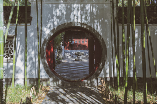 Foto Moon Gate Entrance to Traditional Chinese Garden, Nanjing Ancient Architecture