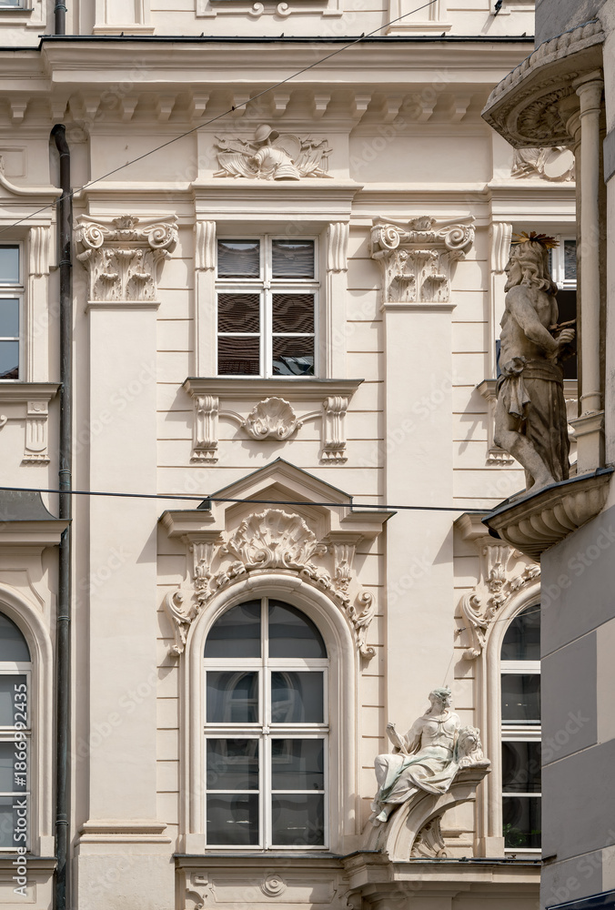 Obraz premium Denkmalgeschützte klassizistische Prachtarchitekur am Wiener 