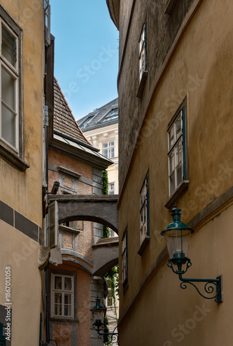 Enger Durchgang mit Mauerbögen von der 