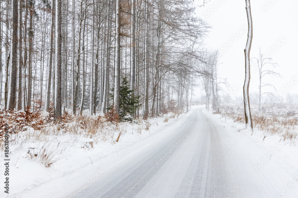 Obraz premium winterlich Schneebedeckte Straße Schneglätte
