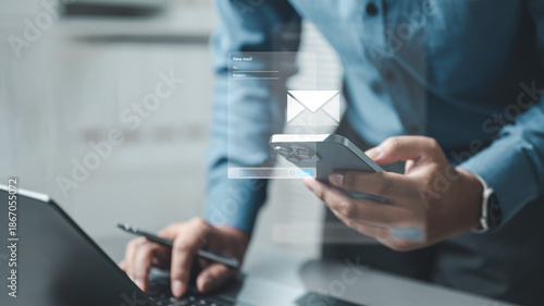 Foto email, compose, template, e-mail, A person composing an email on a smartphone while working on a laptop, representing digital communication, messaging workflow, and online correspondence