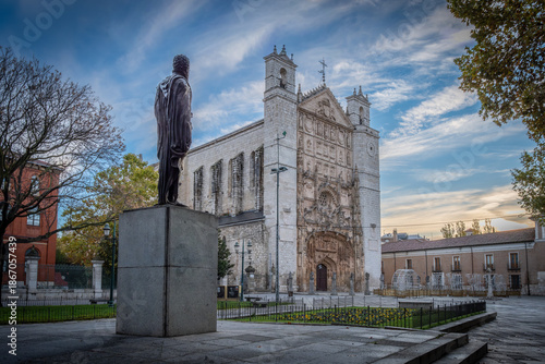Ciudad de Valladolid al anochecer con luces enigmáticas y misteriosas	
