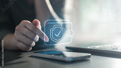 Foto A secure digital wallet concept showing a hand interacting with a smartphone, featuring a protection shield icon, symbolizing safe payments, encryption, identity verification